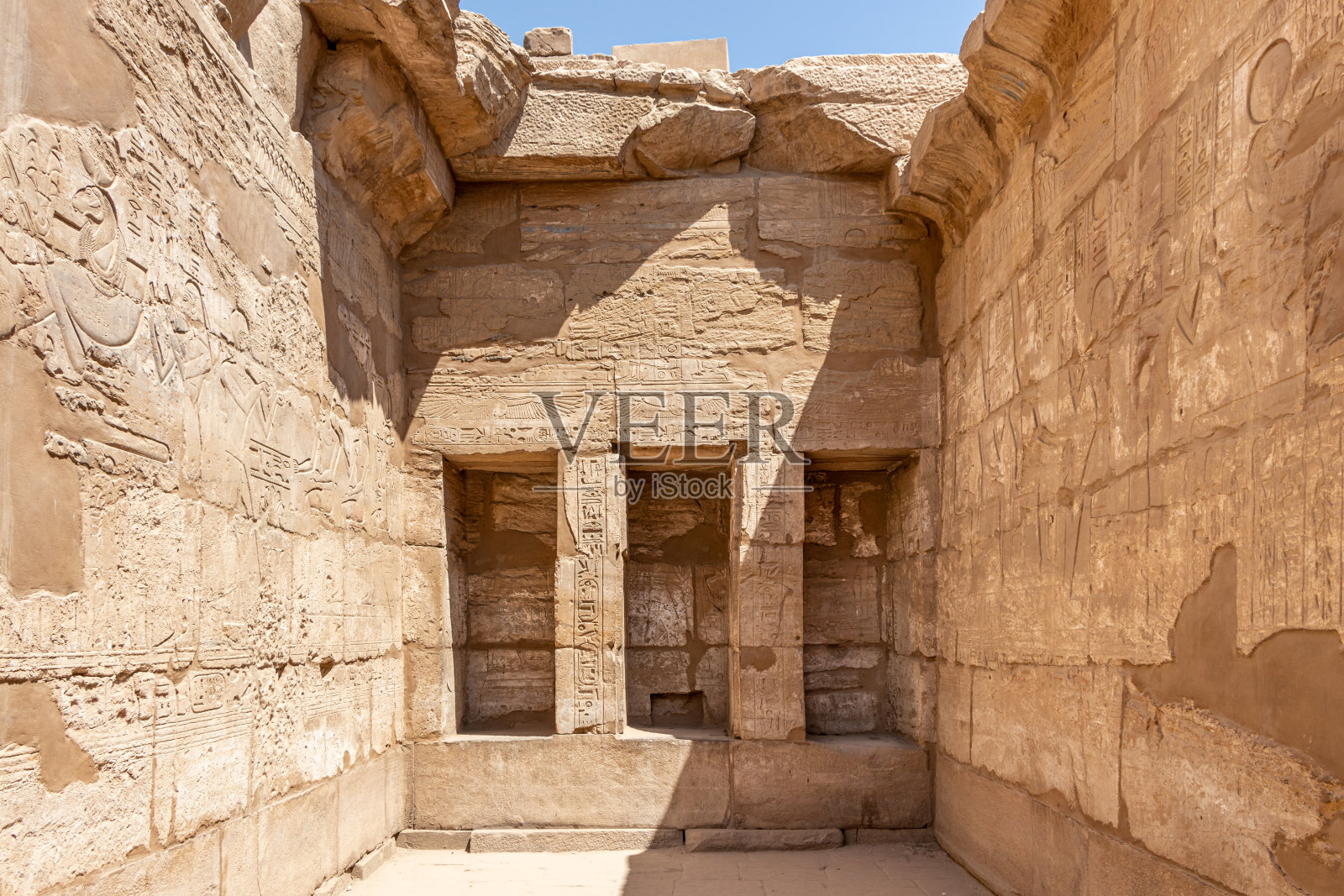 埃及卢克索卡纳克神庙遗址：古老的壁画和石墙照片摄影图片