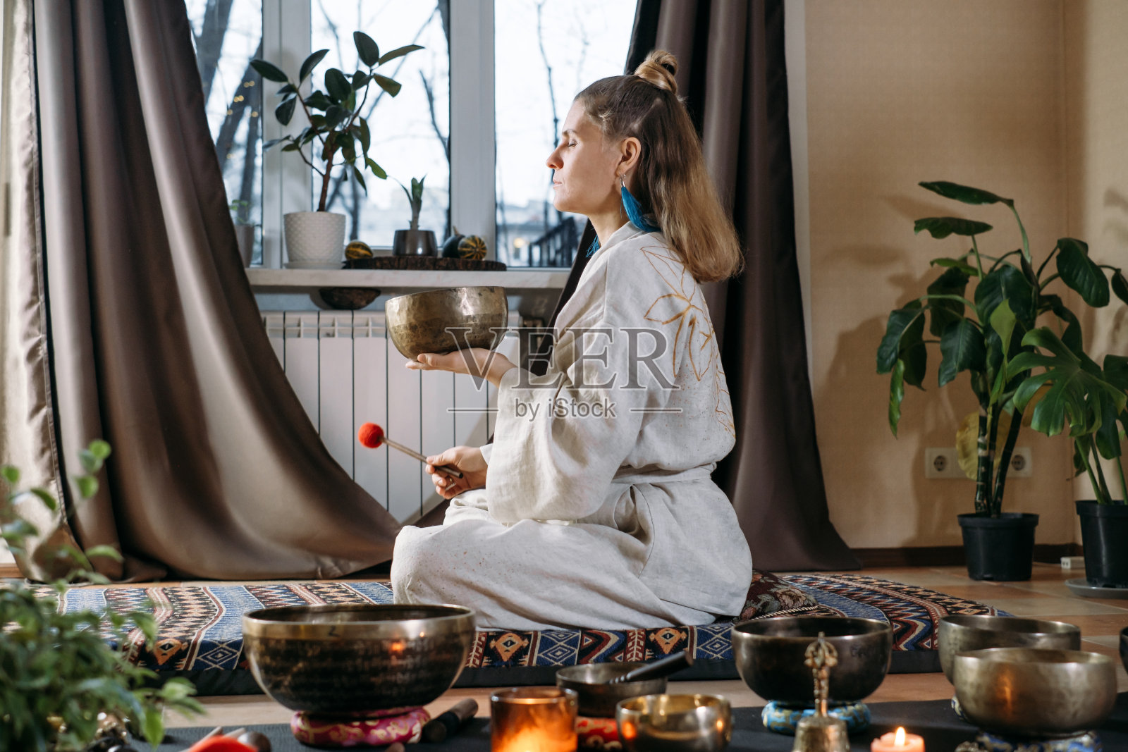 女人在唱碗上玩耍，音乐音效处理。心理健康照片摄影图片