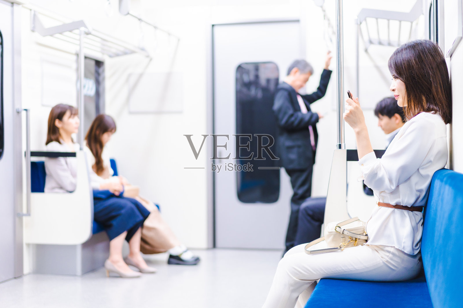 一名年轻女子在火车上看视频照片摄影图片