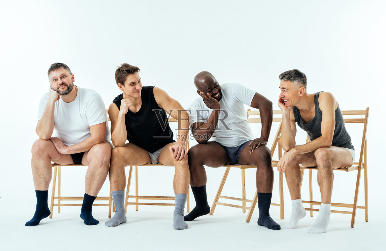 一群多种族男子摆姿势，为一男版身体正面美套。不同年龄的赤膊男，穿着四角内裤照片摄影图片