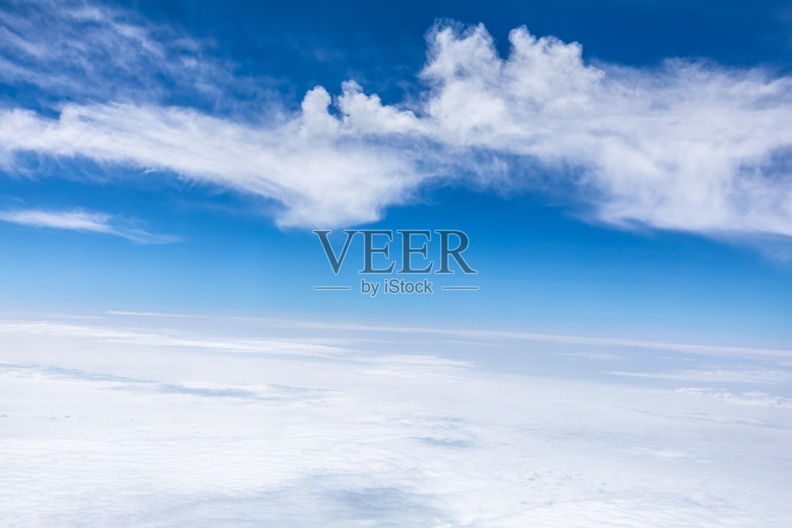 从飞机窗口看到的云和天空照片摄影图片