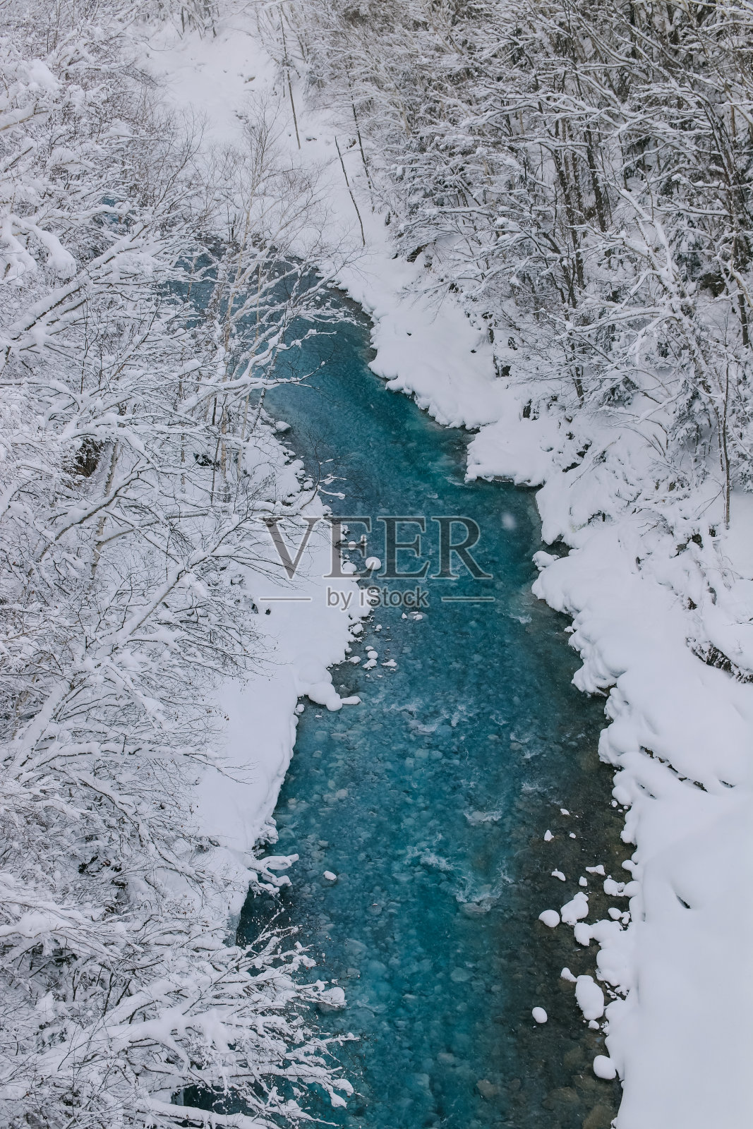 冬季的白子海瀑布。照片摄影图片