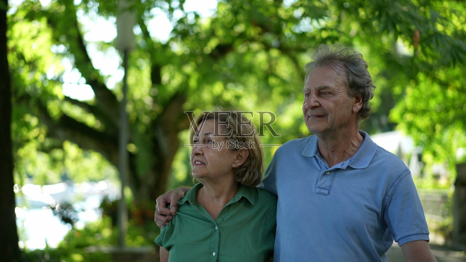 快乐的老夫妇在下午一起散步照片摄影图片