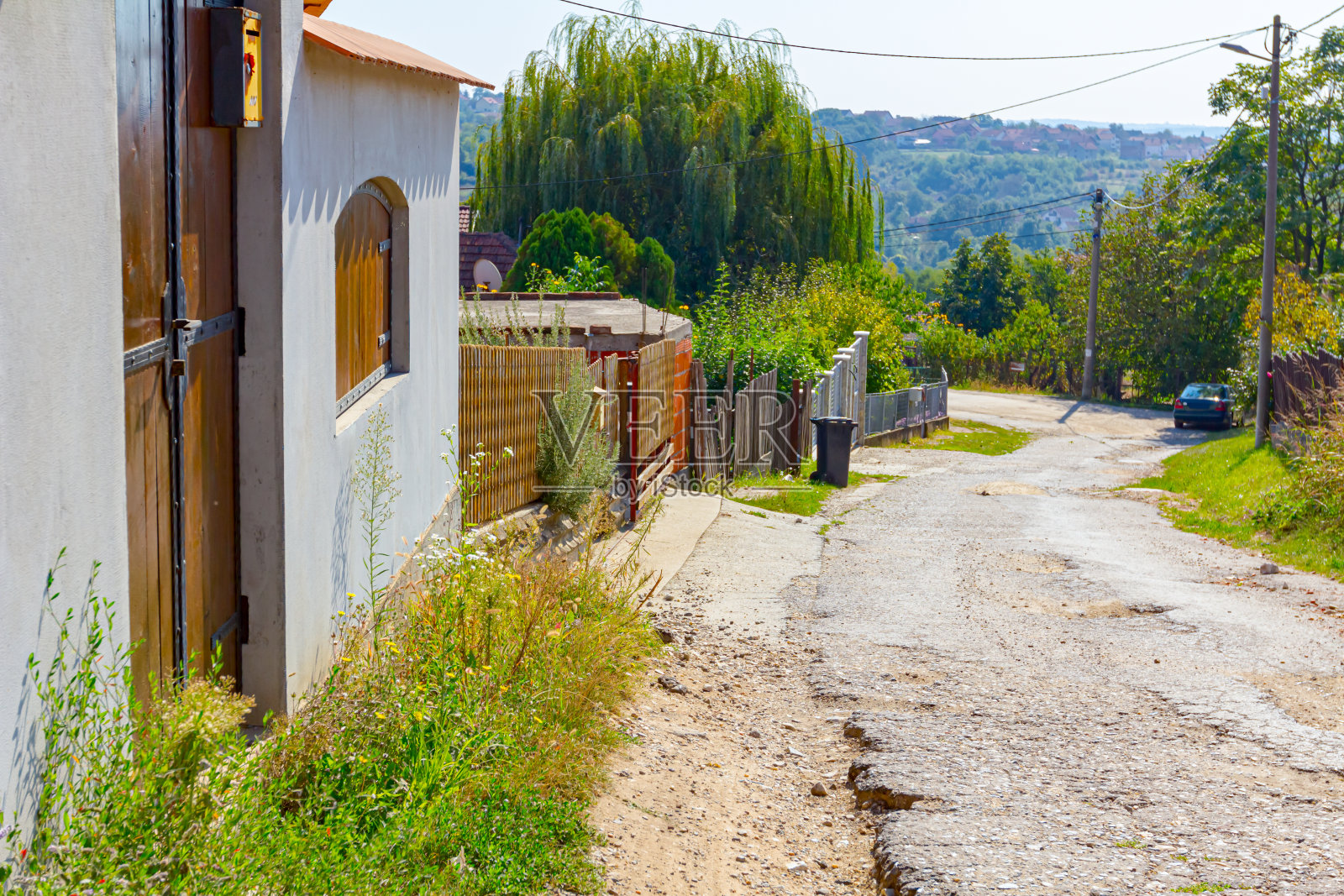下坡，路面状况不佳照片摄影图片