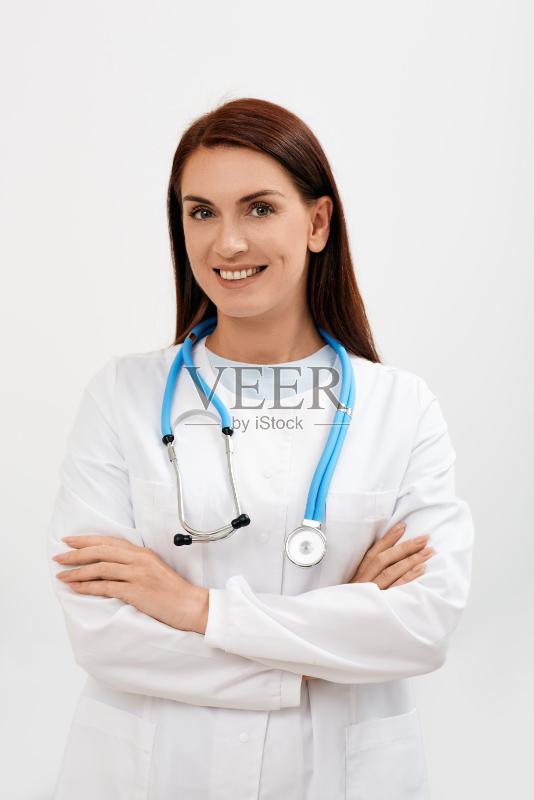 医生的职业。有经验的女全科医生穿着医疗制服，肖像照片摄影图片