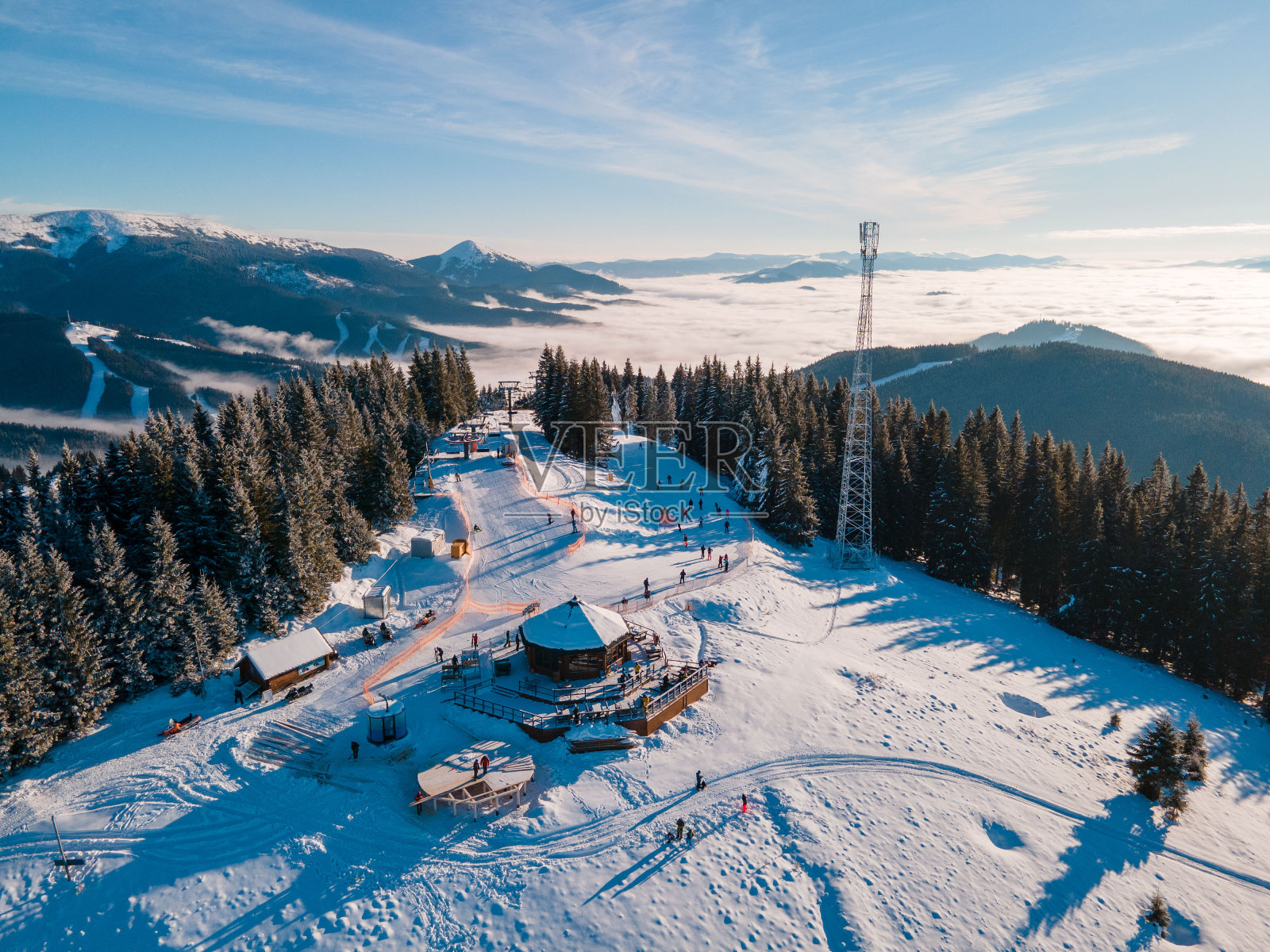 乌克兰滑雪胜地的鸟瞰图照片摄影图片