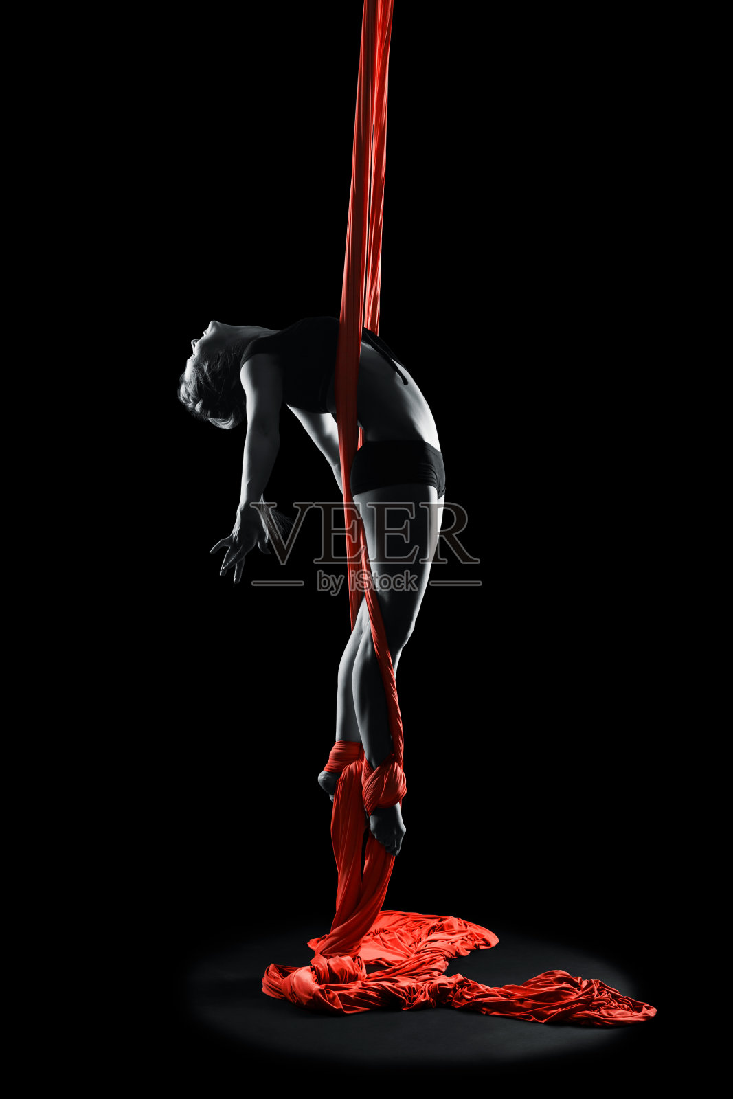 年轻女子体操运动员红色体操空中丝绸照片摄影图片