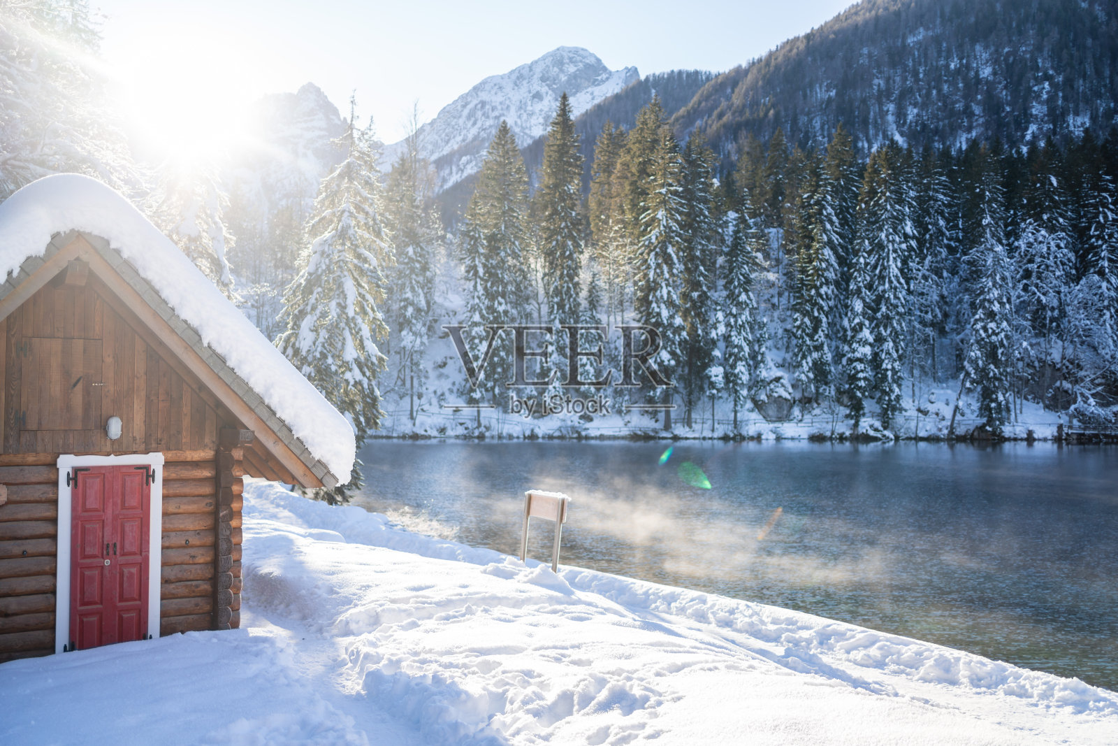 木屋雪林湖照片摄影图片