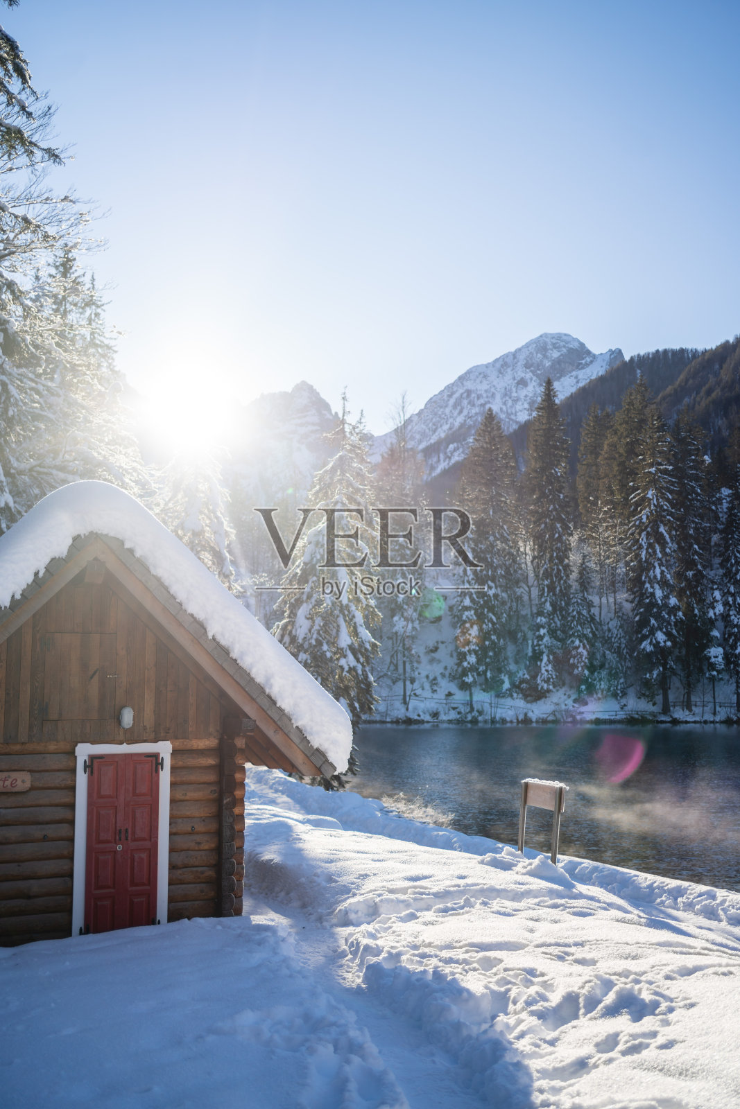 木屋雪林湖照片摄影图片