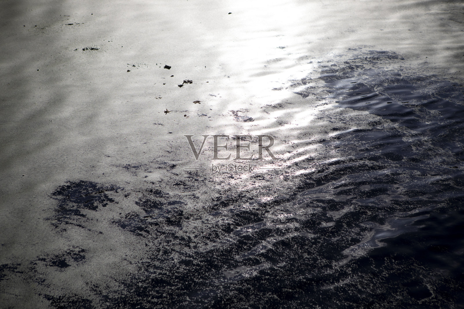 阳光照射在肮脏的运河水面上，带有复制空间照片摄影图片