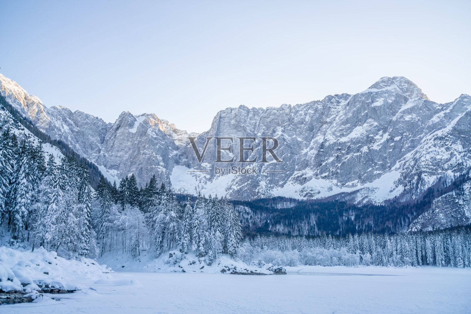 湖、林、山的冬季风景照片摄影图片