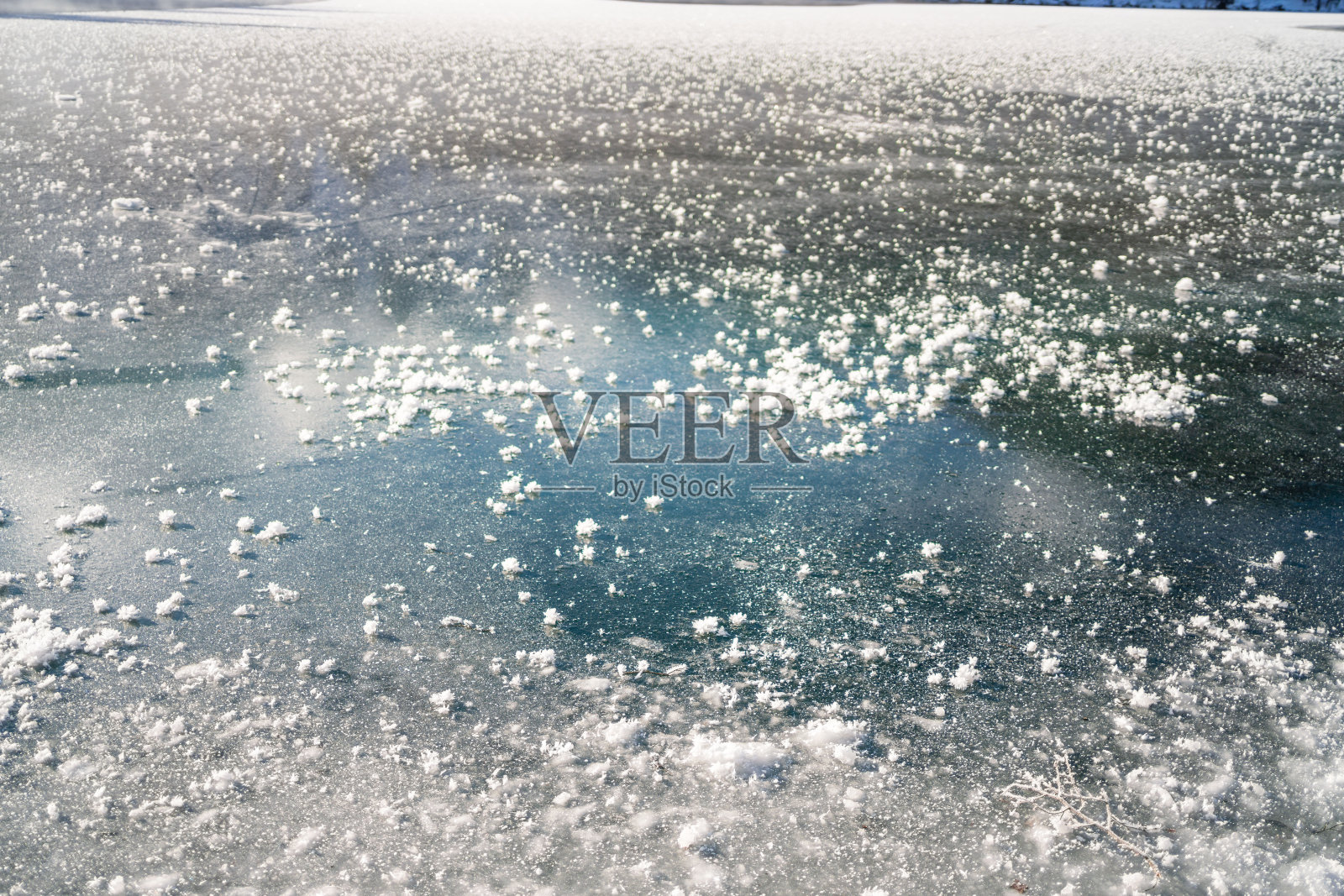 冰冻池塘和薄雾中的开放水域的细节照片摄影图片