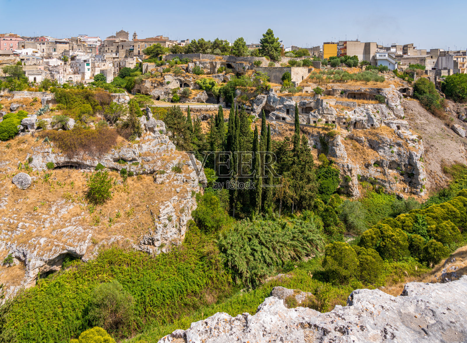 意大利南部阿普利亚的巴里省，普格里亚的格拉维纳，一个阳光明媚的夏日。照片摄影图片