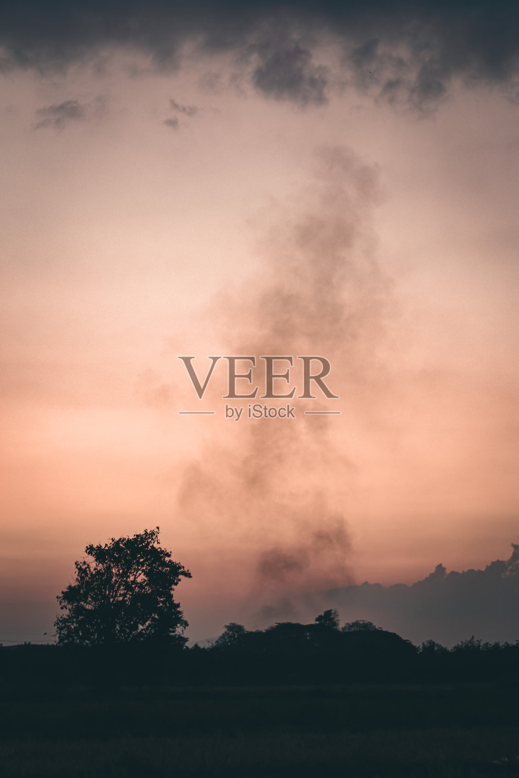 燃烧的火和烟飘向天空照片摄影图片