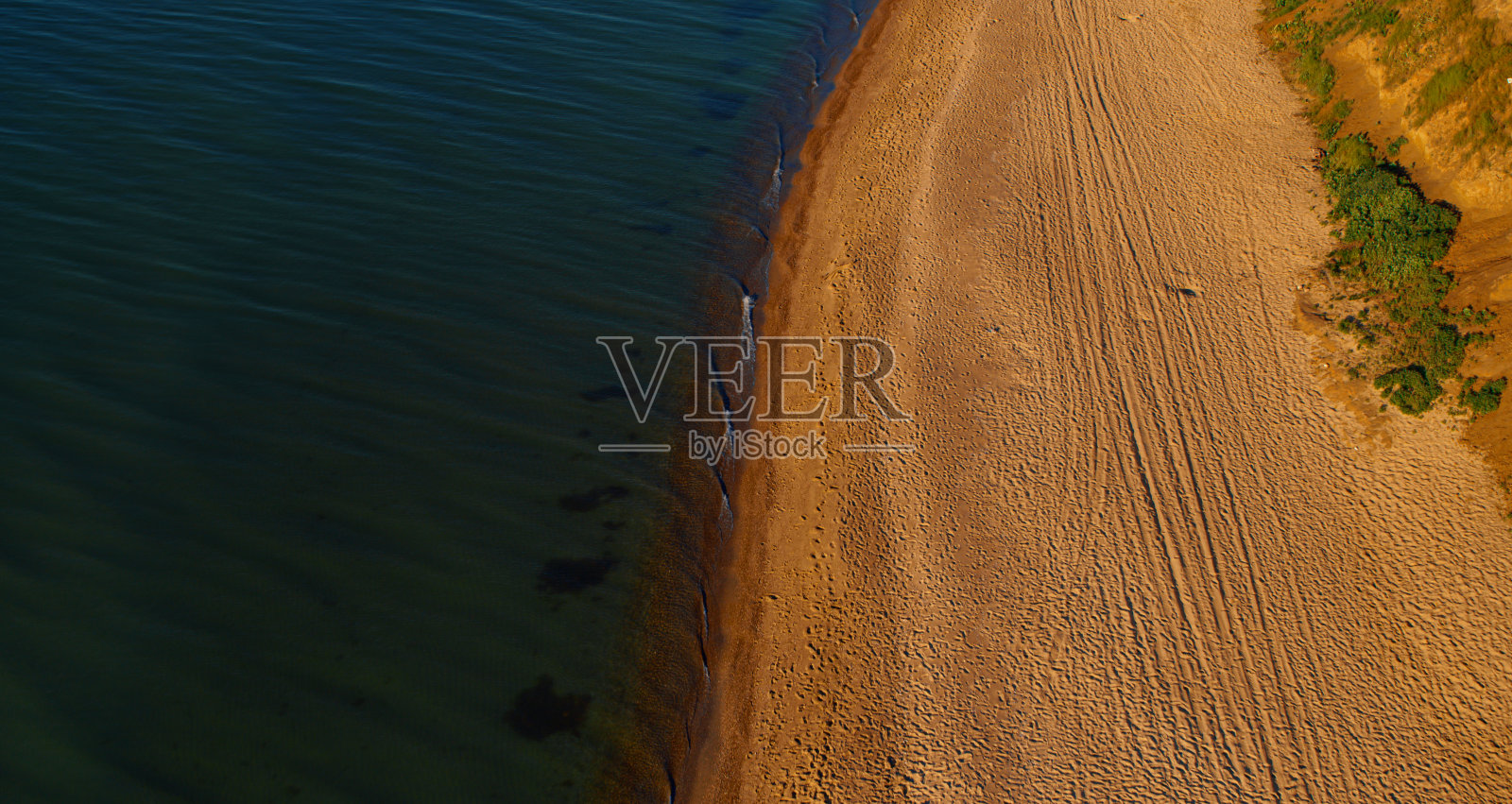 空中海滩景色，清澈温暖的海水。海浪拍打着沙滩。照片摄影图片