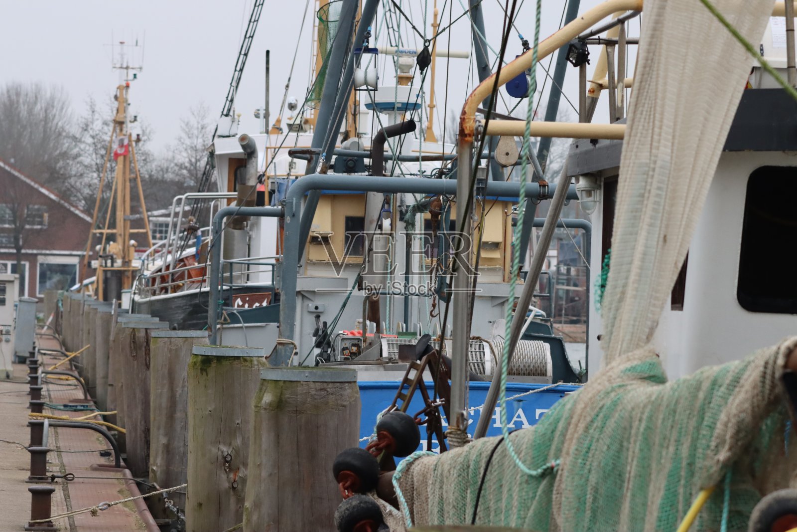 由于暴风雨，渔船在Büsum港口休息照片摄影图片
