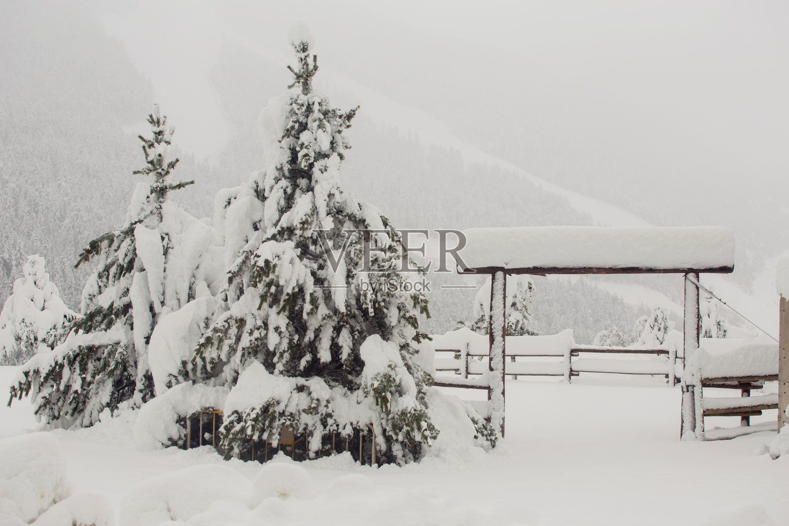 安道尔的索尔杜山上下起了大雪照片摄影图片