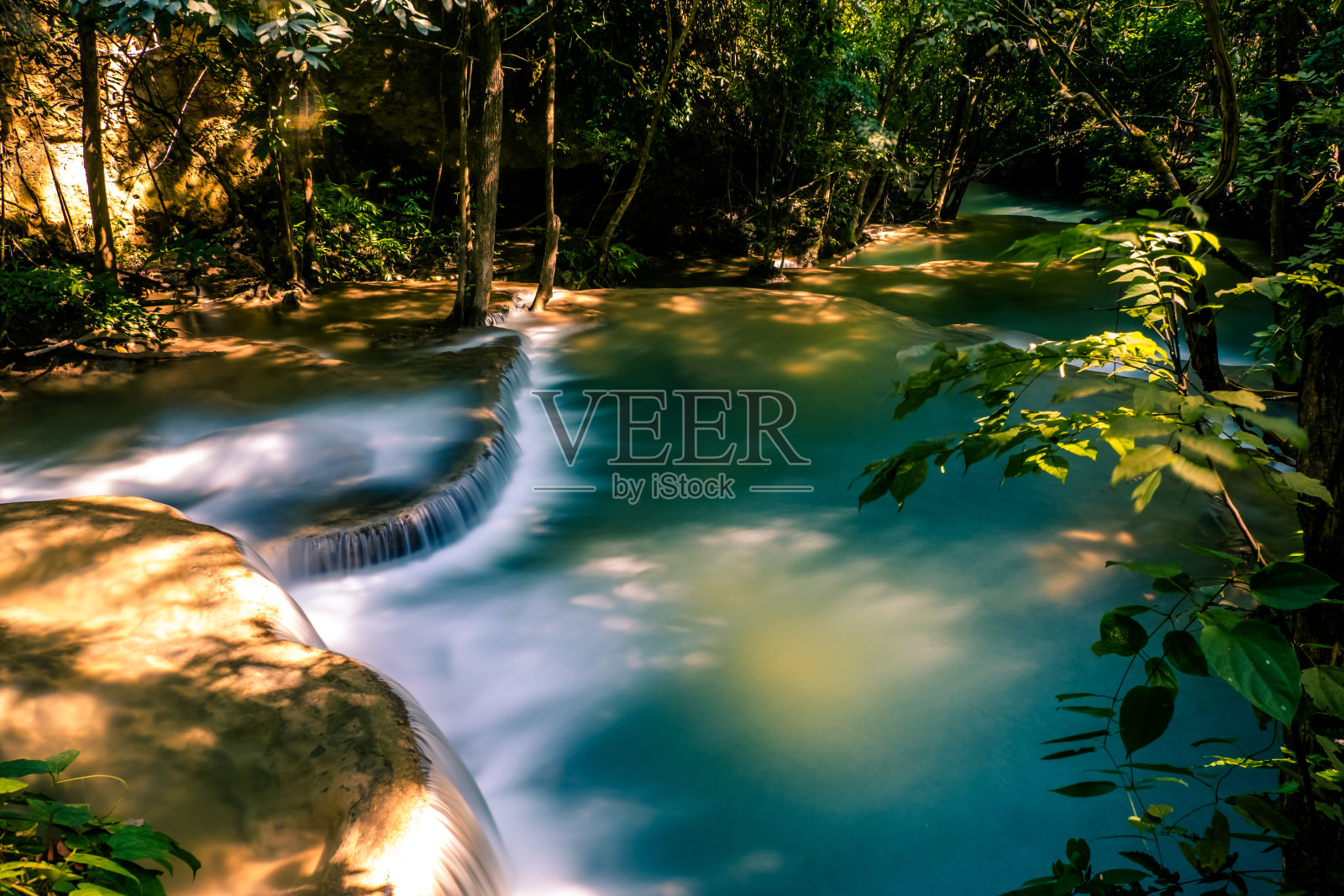 热带深层雨林瀑布森林深处新鲜的绿松石瀑布照片摄影图片