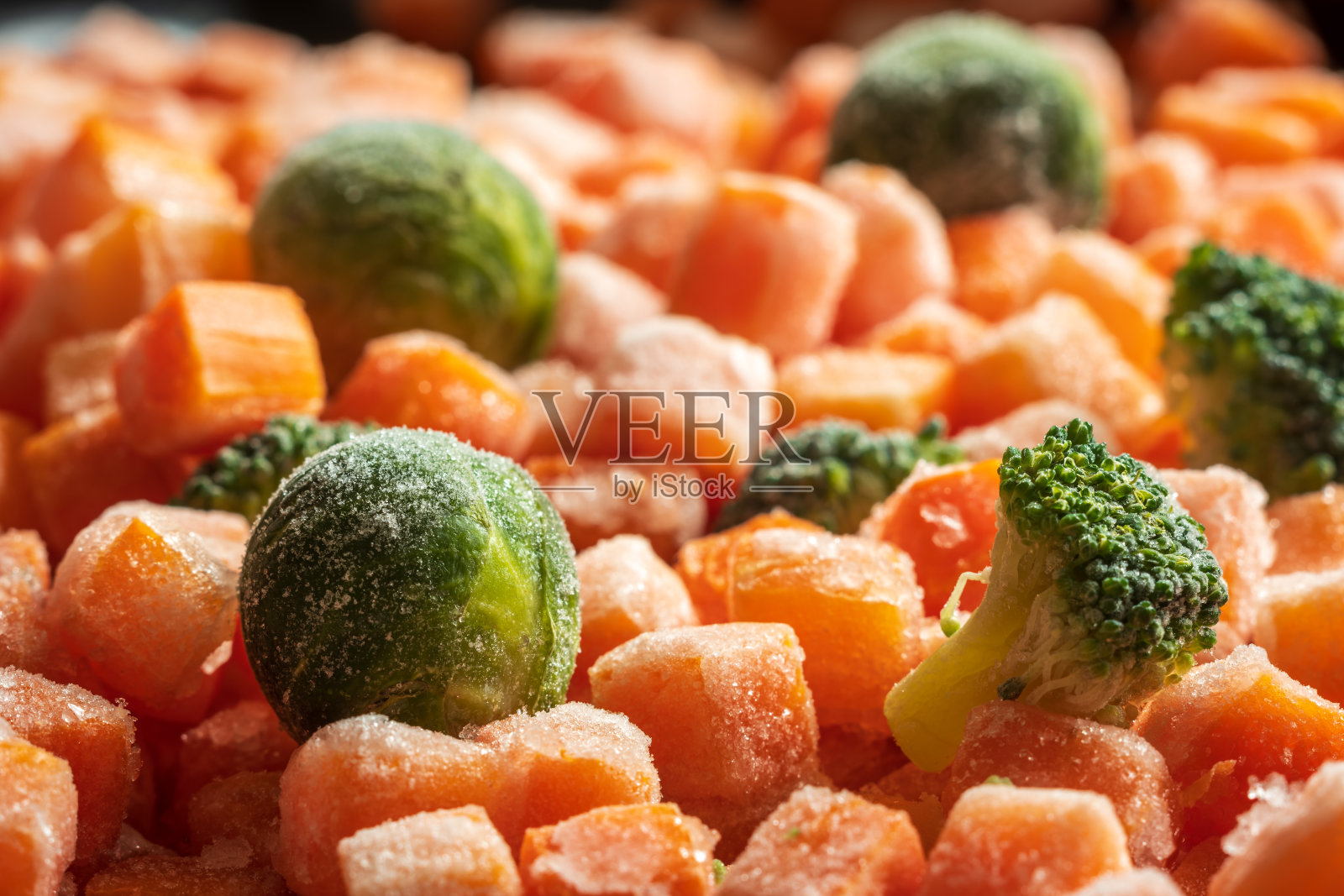 冰冻胡萝卜，西兰花和抱子甘蓝片特写背景照片摄影图片