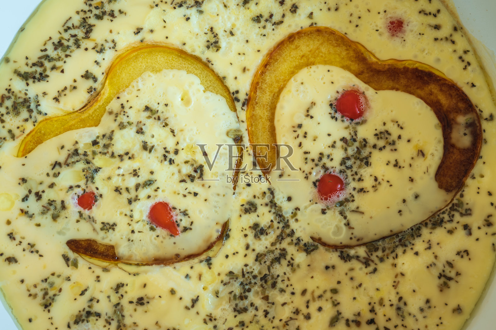 情人节心形南瓜片煎蛋卷照片摄影图片