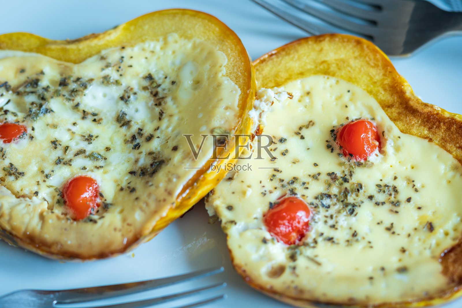 情人节心形南瓜片煎蛋卷盘照片摄影图片