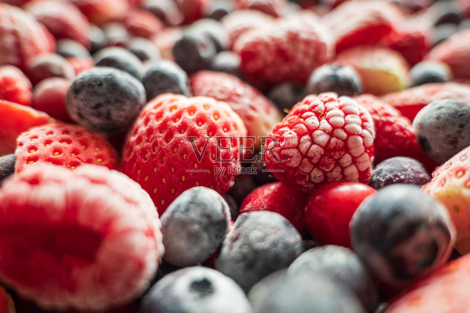 冰冻混合草莓，蓝莓，树莓和小红莓的特写照片摄影图片