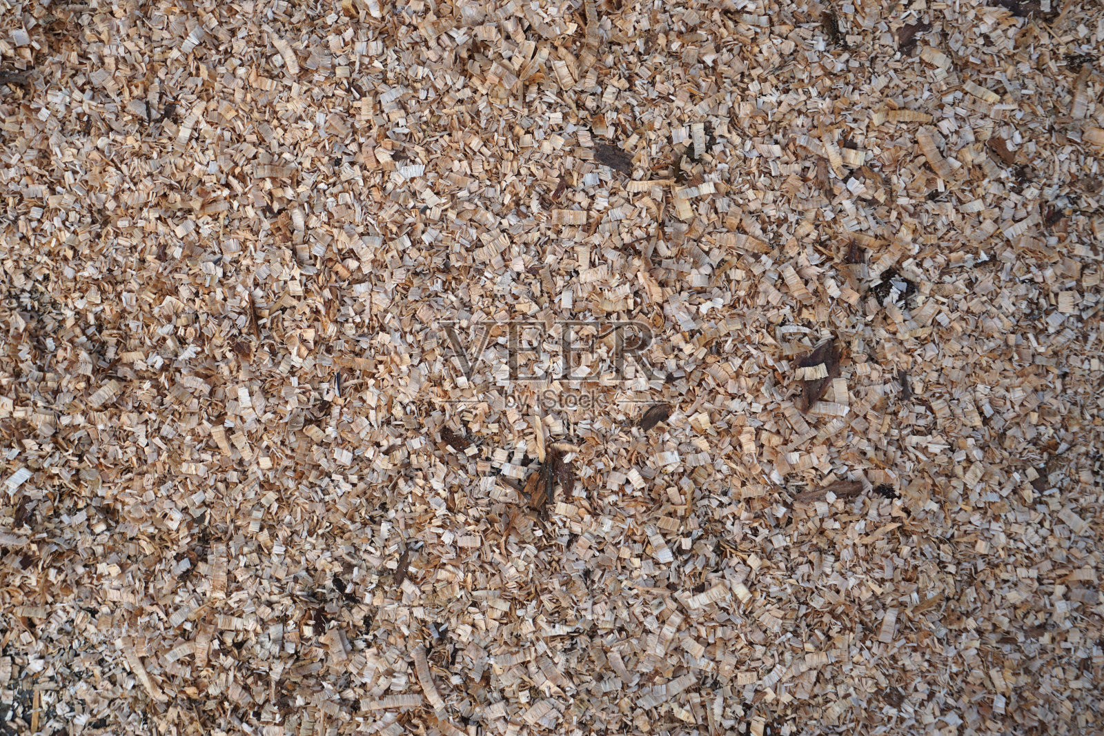 用电锯锯干木头后留下的木屑照片摄影图片