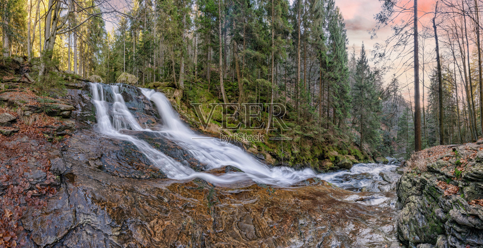 里ß湖瀑布里ß湖瀑布里斯湖瀑布巴伐利亚森林照片摄影图片