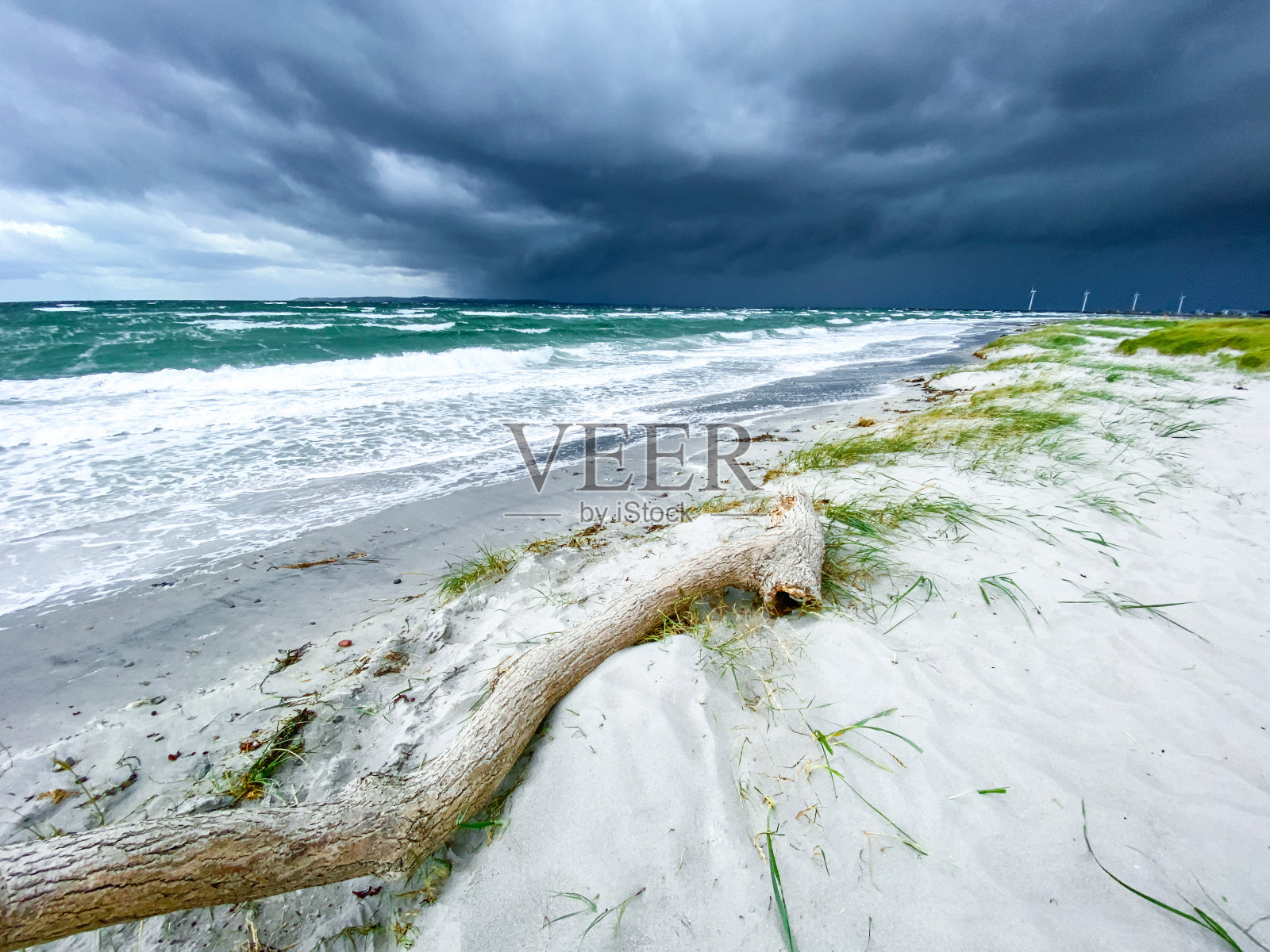 沙滩上乌云密布照片摄影图片