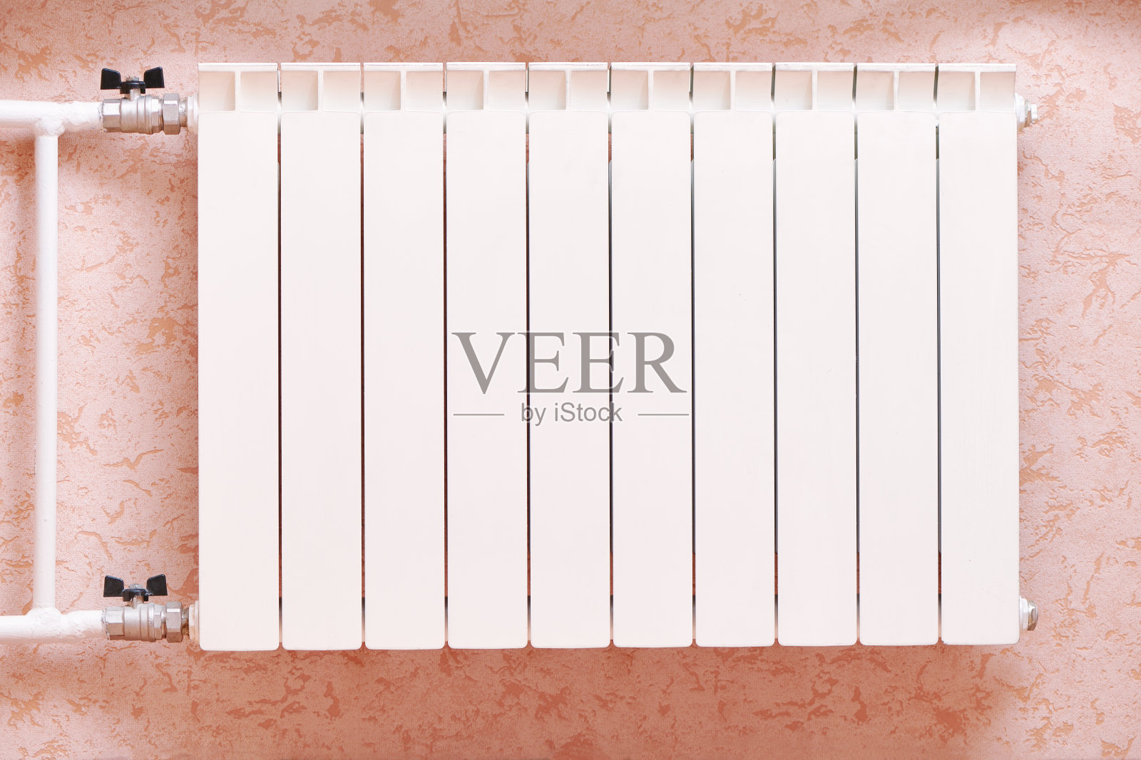 公寓墙上的白色暖气暖气片照片摄影图片