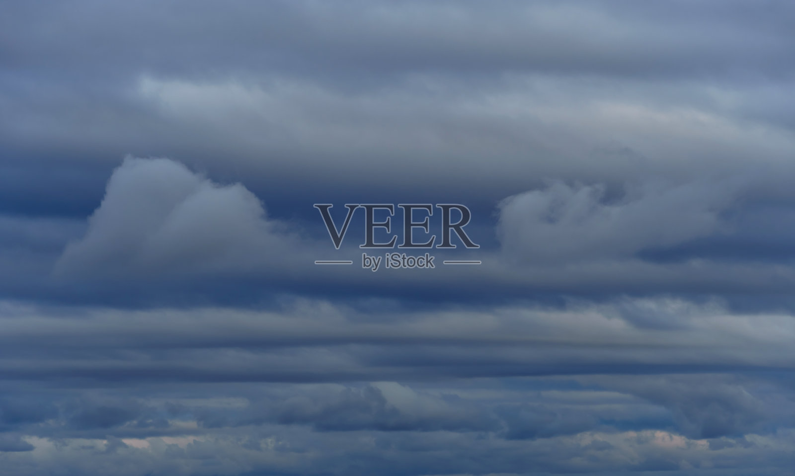 美丽的蓝色天空与云彩在晚上作为抽象的背景照片摄影图片