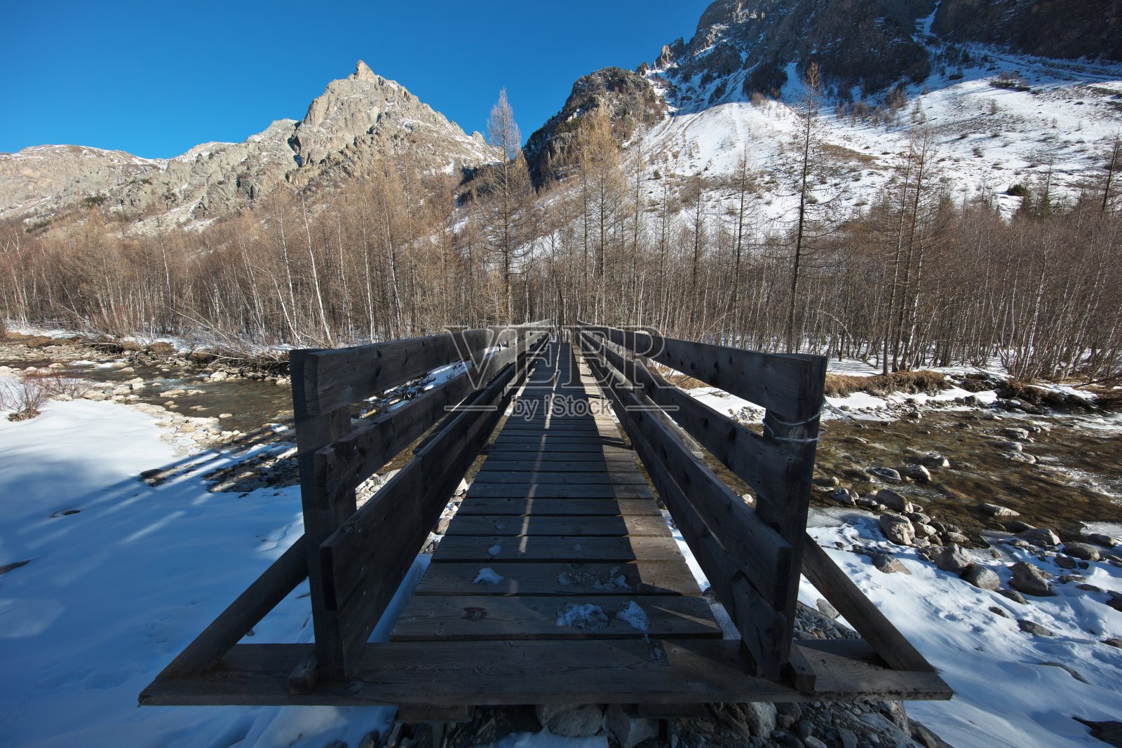 Ubaye上的人行桥1704米;Vallon de Maurin;圣保罗教堂照片摄影图片