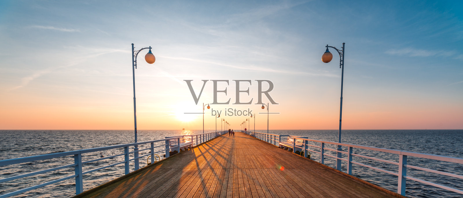 朱拉塔码头上的日落照片摄影图片