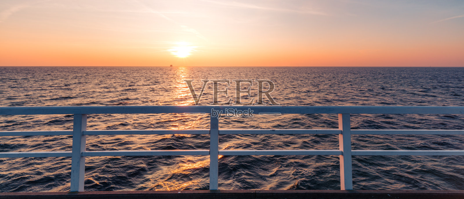 朱拉塔码头上的日落照片摄影图片