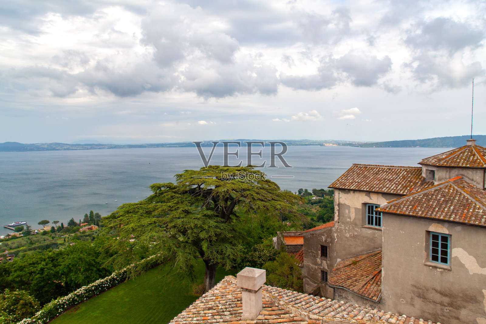 意大利拉齐奥的Bracciano湖景观照片摄影图片