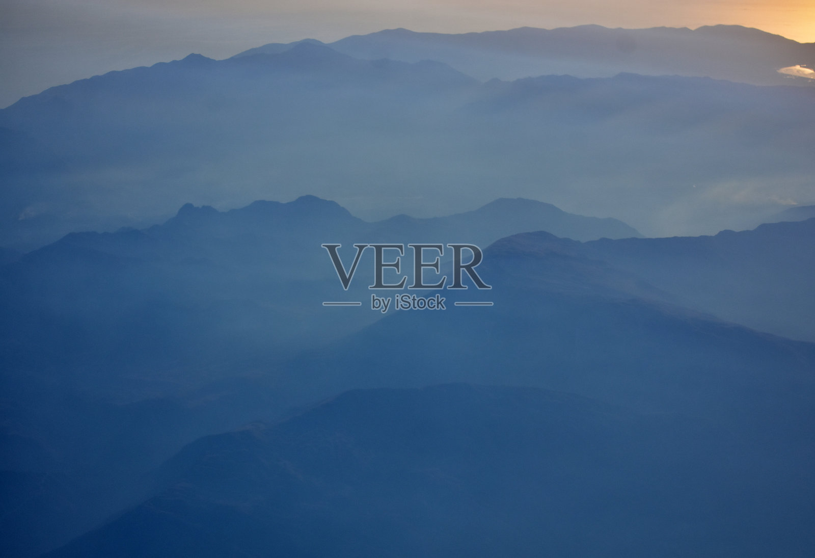 从飞机窗口俯瞰山景照片摄影图片