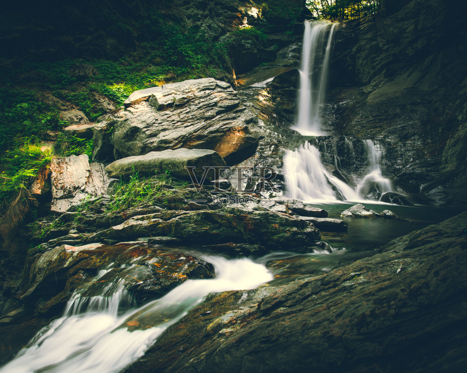 瀑布越过岩石照片摄影图片