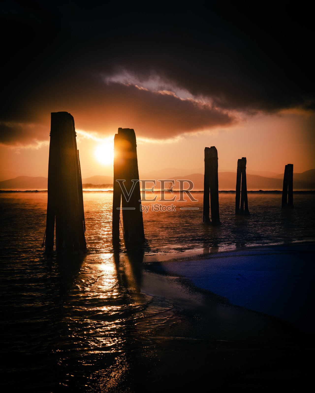 码头上的日落照片摄影图片