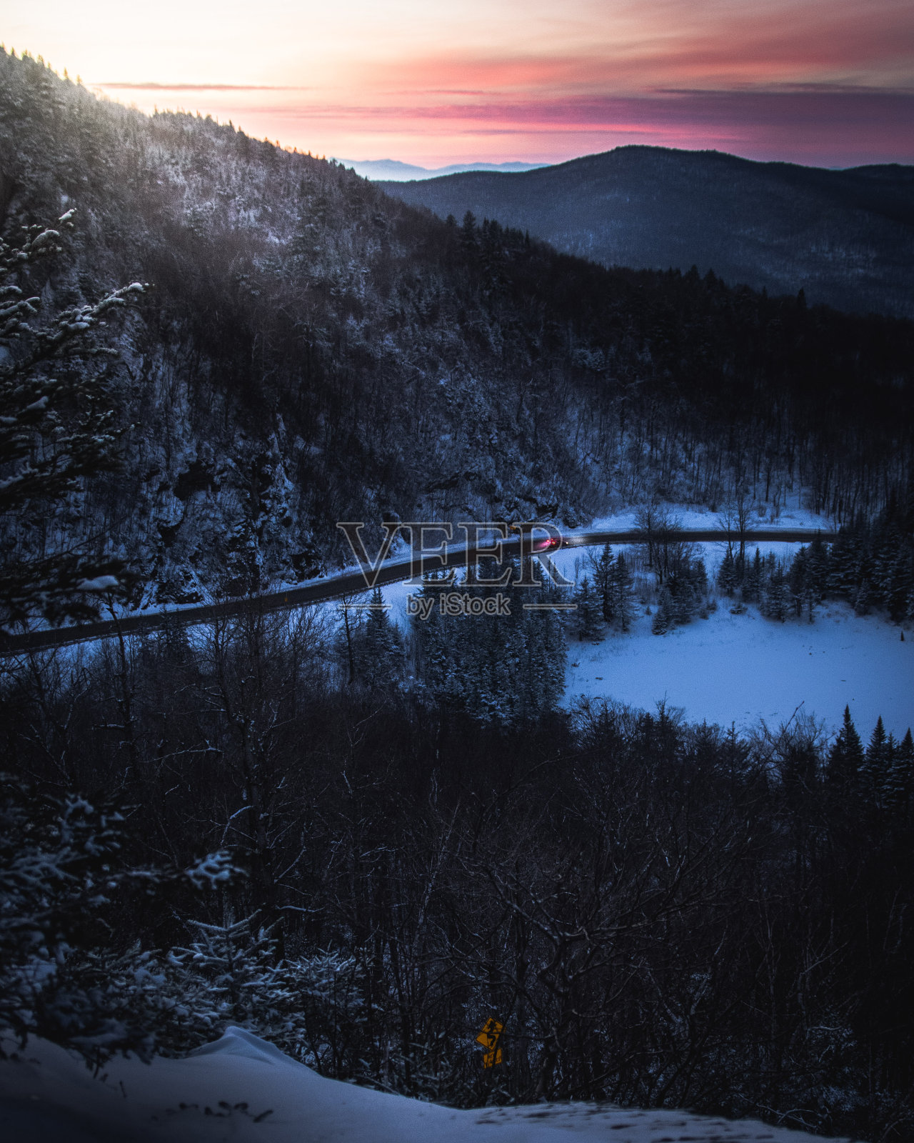日落在寒冷的山上照片摄影图片