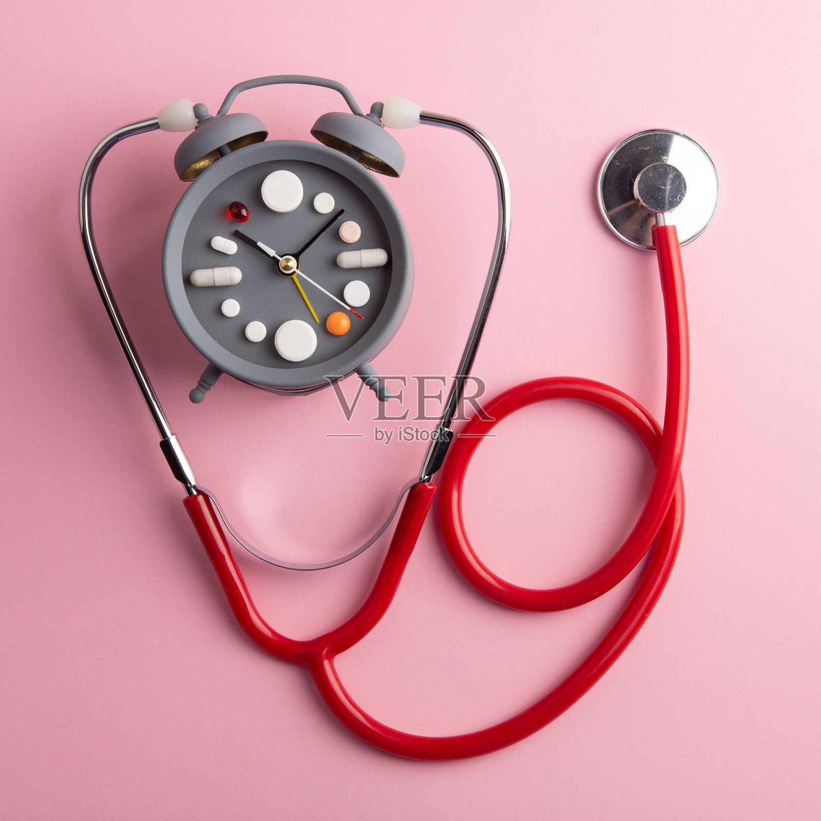 按时吃药!创新的医疗保健和医学概念-时钟与药物和药丸。感冒和流感季节。疾病的时期。照片摄影图片