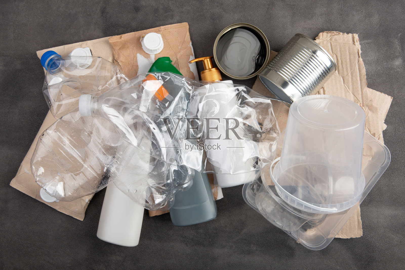 回收与生态理念。分类家庭垃圾-塑料，纸张，金属，从上面捕获，平铺。灰色混凝土背景照片摄影图片