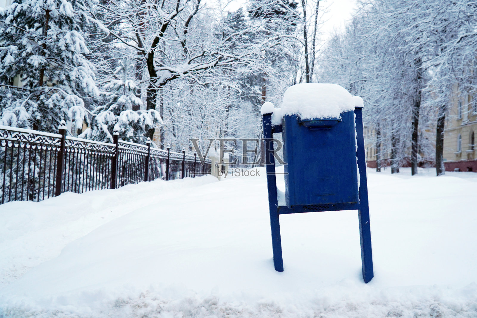 冬天雪地里大街上的一个信箱照片摄影图片