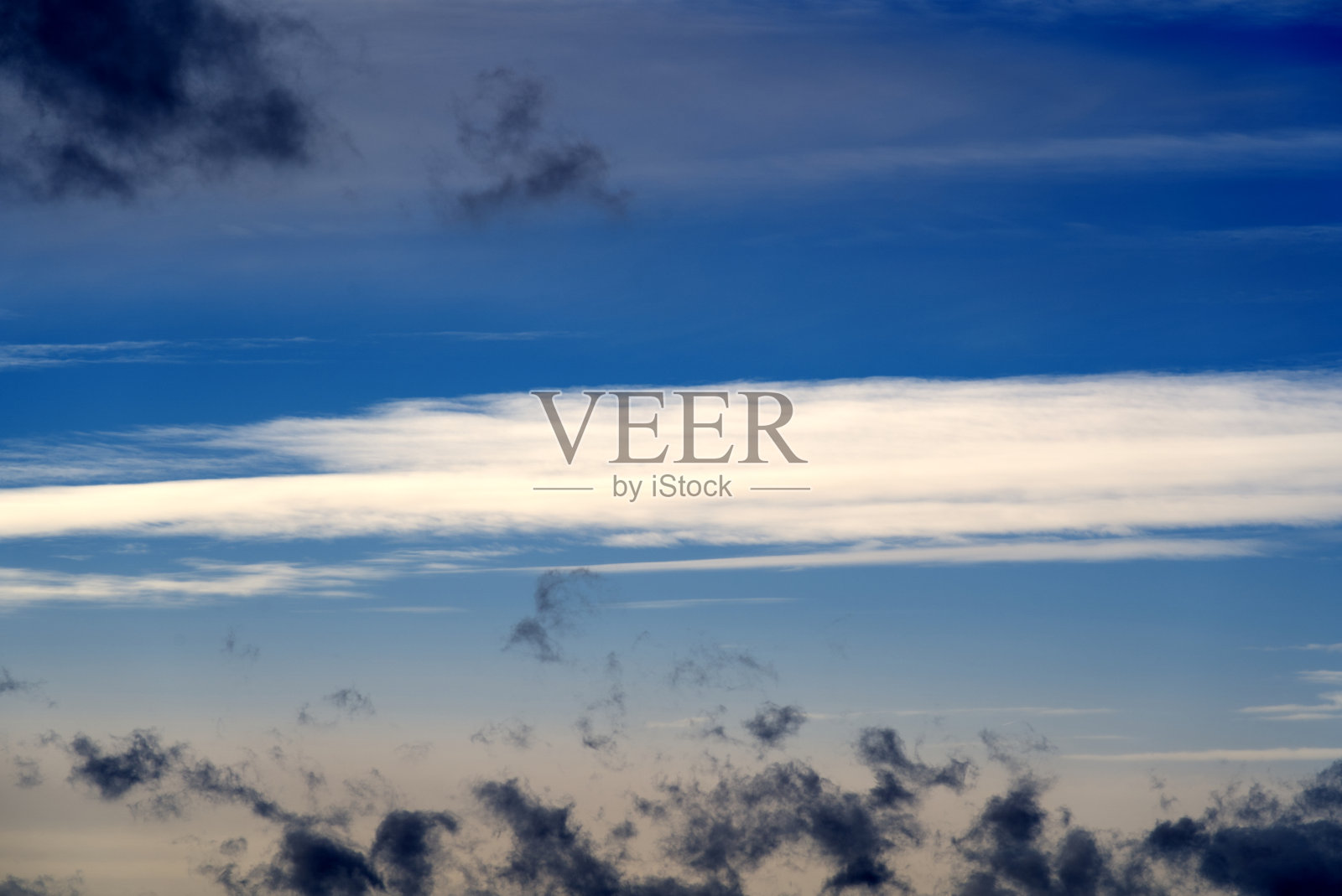 在一个多云的冬天，机场附近美丽的冬季天空。照片摄影图片