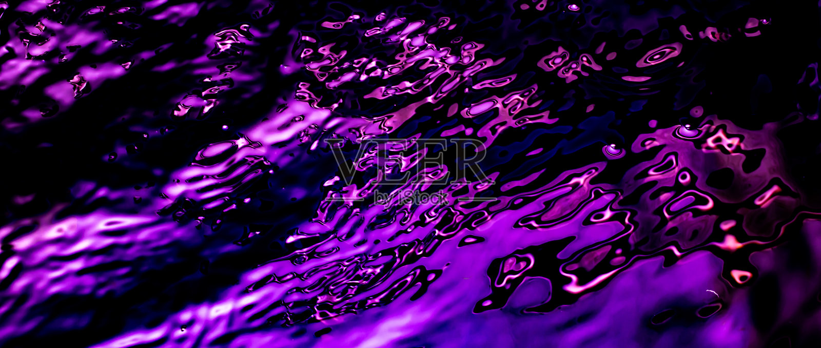 蓝色的水镜。波纹水面的抽象背景照片摄影图片