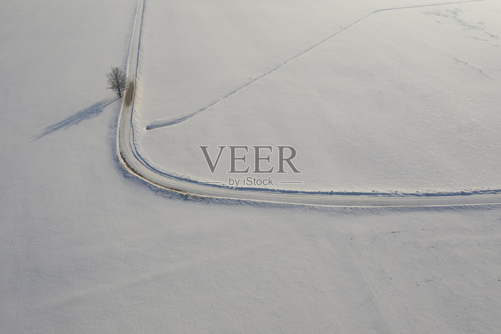 鸟瞰雪域和道路照片摄影图片