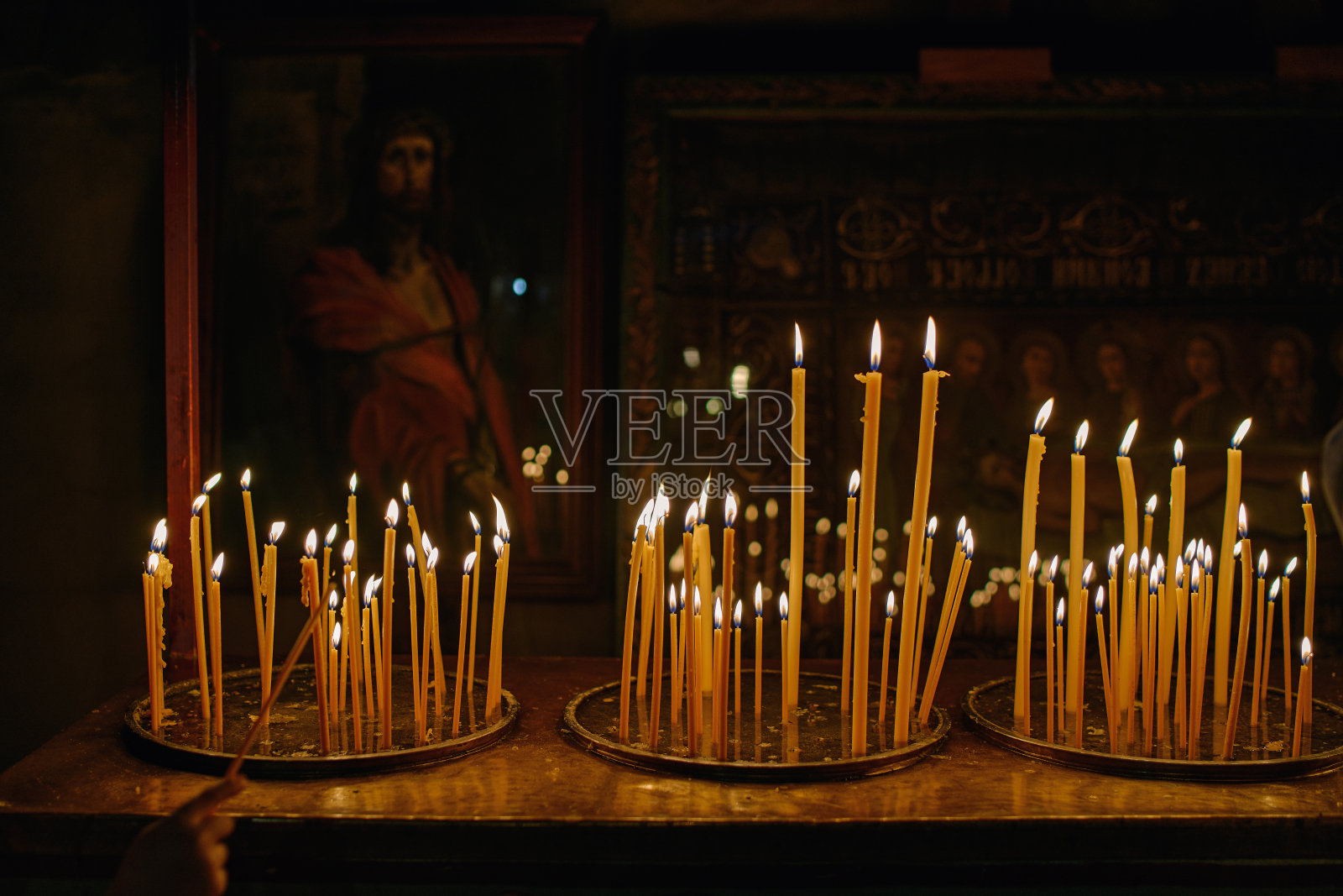 在东正教教堂的圣坛附近有很多厚厚的蜡烛照片摄影图片