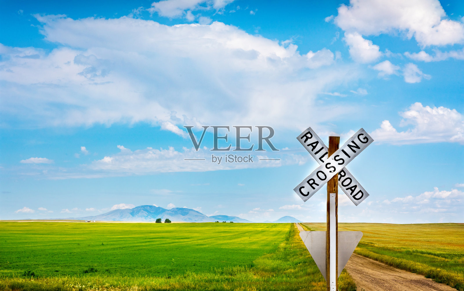 在蒙大拿一个铁路十字路牌后面的广阔土地上照片摄影图片