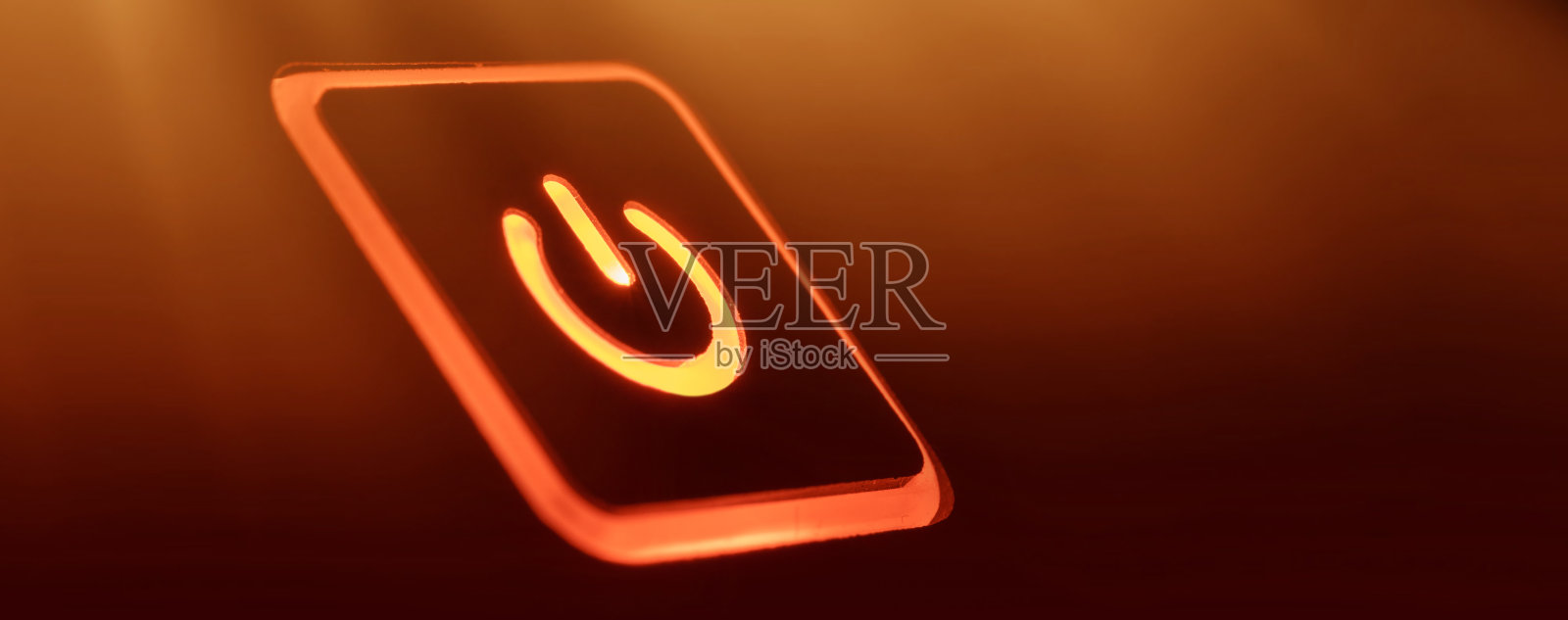 发光的电源按钮在黑色背景照片摄影图片