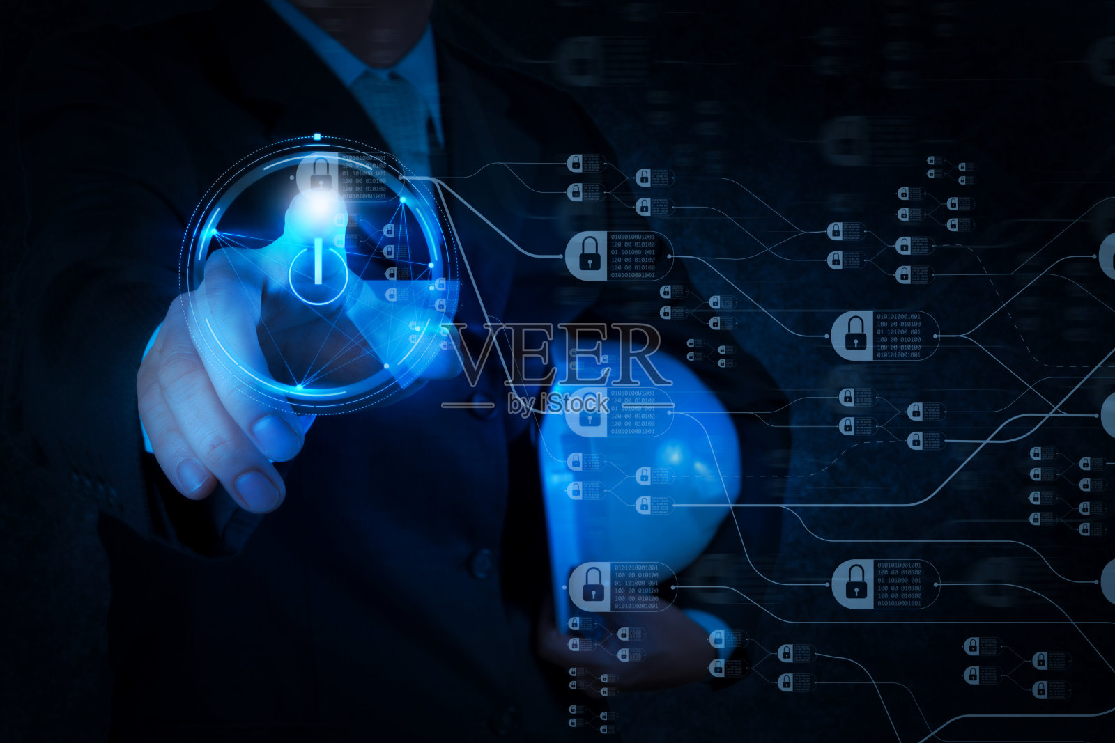 工程师按下触摸屏电脑上的启动按钮照片摄影图片