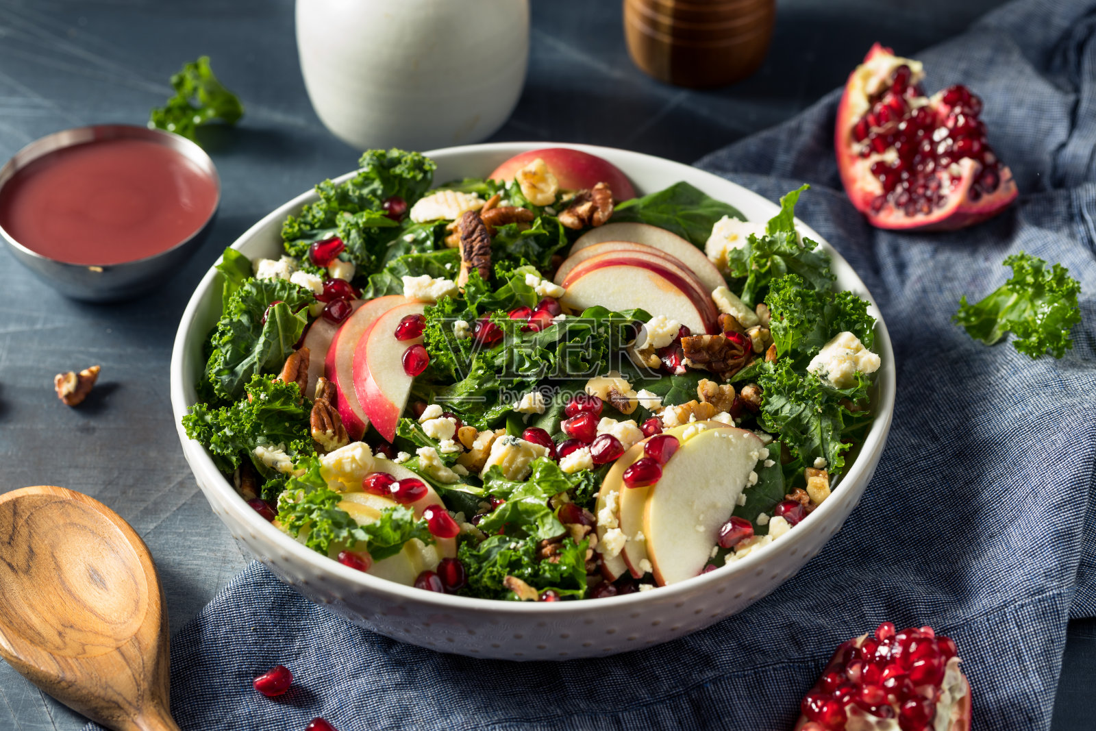 自制秋季石榴苹果沙拉照片摄影图片